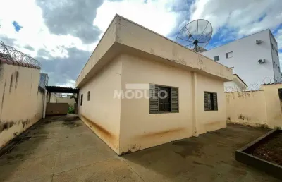 Casa residencial à venda, 3 quartos, 2 vagas, santa mônica - uberlândia/mg