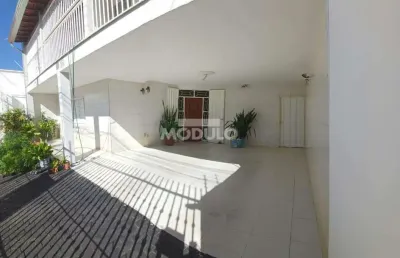 Casa espaçosa com área gourmet e localização privilegiada no bairro martins próximo a miramontes