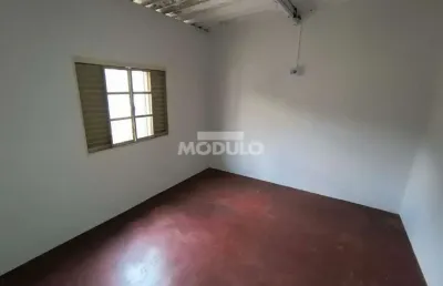 Casa com 2 quartos para alugar na Rua Tamoios, --, Saraiva, Uberlândia