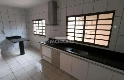Casa com 3 quartos para alugar na Rua Antônio Azenha Mathias, --, Nova Uberlândia, Uberlândia