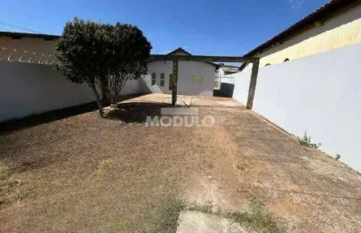 Casa com 3 quartos para alugar na Alameda Maria Benedita Machado, --, Granada, Uberlândia