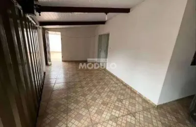 Casa com 2 quartos para alugar na Avenida Felipe Calixto Milken, --, Morumbi, Uberlândia