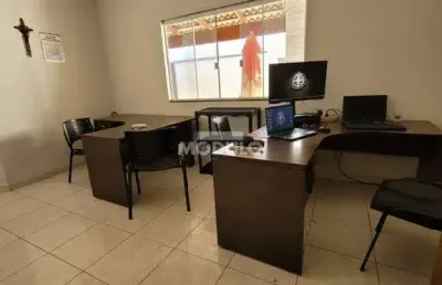 Casa residencial à venda, 3 quartos, 2 suítes, 5 vagas, santa mônica - uberlândia/mg