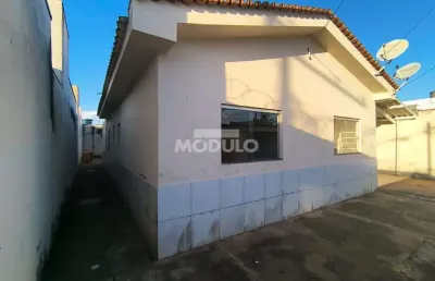 Casa com 3 quartos para alugar na Rua Quatorze de Julho, --, Pacaembu, Uberlândia