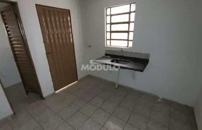 Casa com 1 quarto para alugar na Rua Tenente Virmondes, --, Centro, Uberlândia