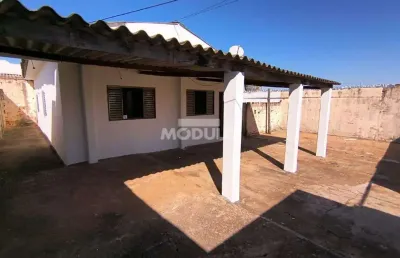 Casa com 3 quartos para alugar na Rua Elpídio Aristides de Freitas, --, Presidente Roosevelt, Uberlândia