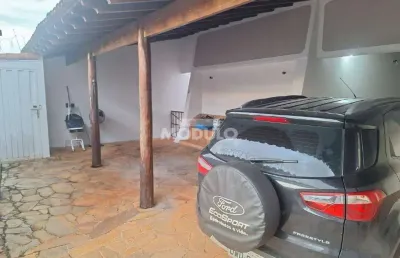 Casa residencial à venda, 3 quartos, 1 suíte, 3 vagas, santa mônica - uberlândia/mg