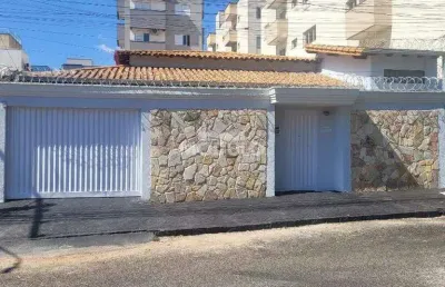 Casa com 3 quartos para alugar na Rua Maria Dirce Ribeiro, --, Santa Mônica, Uberlândia