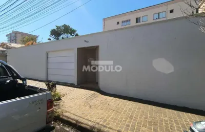 Casa residencial para locação no bairro santa mônica.