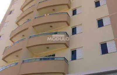 Apartamento com 3 quartos para alugar na Rua Paraná, --, Brasil, Uberlândia