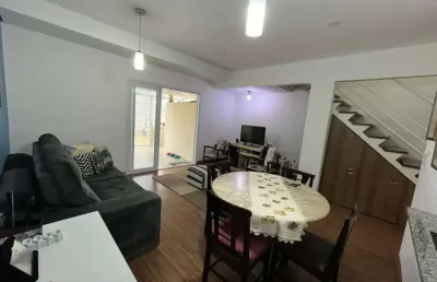 Casa sobrado pronta toda com armários planejados no condomínio verdana no medeiros com 3dorms sendo 1 suíte, amplo quintal e 2 vagas.