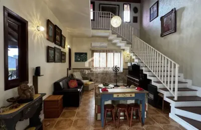 Casa assobradada à venda com 4 dormitórios no condomínio jardim das hortênsias em taubaté/sp.
