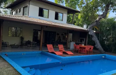 Casa a venda em praia do forte com 4 suítes reformada no alto da constância