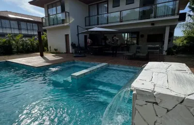 Casa a venda em praia do forte com 5 suites reformada e mobiliada