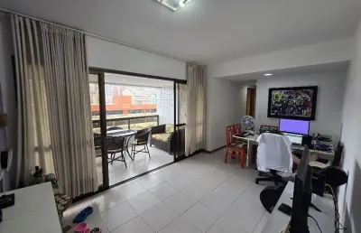 Apartamento a venda no costa azul com 3 quartos com dependência e 2 vagas