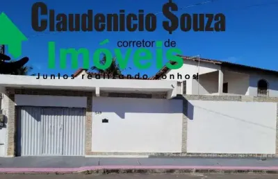 Casa com 3 quartos e área de churrasco com varanda independente, mais de 5 vagas para garagem