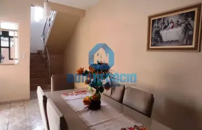 Linda casa de dois pavimentos perto de campo de futebol e de fabrica de alimento