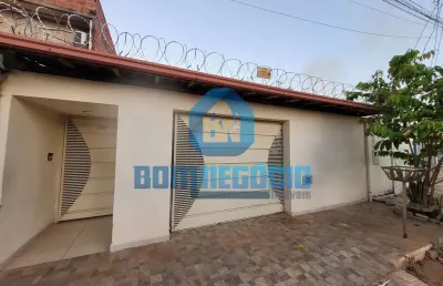 Casa plana e em lote inteiro à venda, no bairro cidade jardim, governador valadares - mg