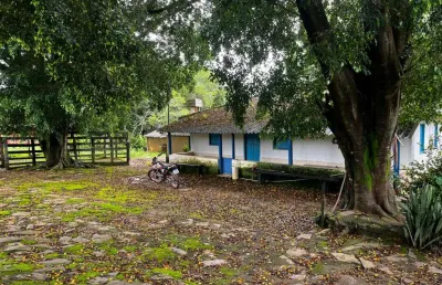 Luziania 21 alqueires. 10 km de chão. 13 divisões de pasto. toda na aroeira e arame liso. 1 mina. cerca de divisa toda no arame liso com 7 fio de aram