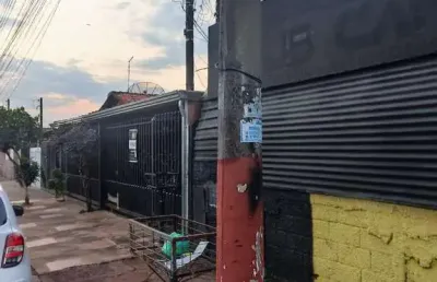 Vendo um terreno 400 metros de esquina, servi para um estacionamento ou mesmo uma academia, negócio de oportunidade. localização excelente, com escrit