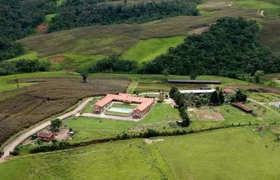 Fazenda 50 alqueires,  formada em lavoura e pasto, - 31 alqueires em plantio, - topografia ondulada e declive para água, terra mista de cultura,
