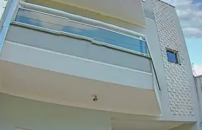Casa triplex 145m2 3 dorms 1 suíte, sala de jantar ?	cozinha planejada  ?	área de serviço ?	wc social ?	vaga de garagem para 2 carros ?	churrasqueira