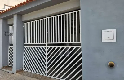 Casa térrea 100m2, 2 vagas sala cozinha banheiro 2 quartos lavanderia com espaço para construir suite ou espaço gourmet