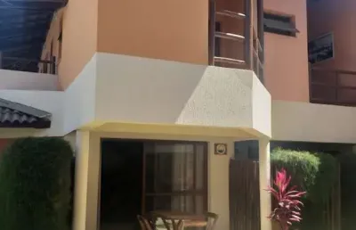 Casa duplex, c/ 127,56 m2 de área escriturada e 138,12 m2 de area construida, com a inclusão do mezanino, e 5 varandas;  - 2 amplas suites, sendo: a de casal, com armário  embutido, climatizada, c/ ca
