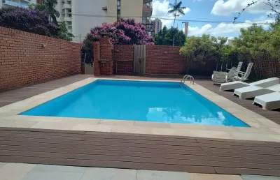Apto 181,86m2 5 dorms 2 suítes ar-condicionado em 01 e armários e bwc com box de vidro, espelho, amplas salas de estar/jantar com cortinas. ? sacada,