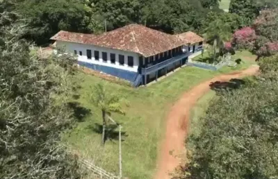 Fazenda histórica 58,5 alqueires ou 142 hectares - casarão de 1.890  - confinamento para 200 cabeças de gado - barracão de 400m² - casa de caseiro - p