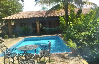 Chácara 1040m2, área construída 500m2 casa 3 dorms 1 suíte, sala 47m2, cozinha, sala jantar, escritório, piscina, área gourmet c/churrasqueira, pomar.
