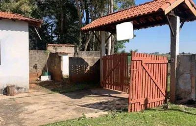 Chácara 1600m2 casa 90m2 2 dorms, sala, cozinha, banheiro, copa, garagem coberta, fogão a lenha, arvores frutiferas, 5 minutos do asfalto.