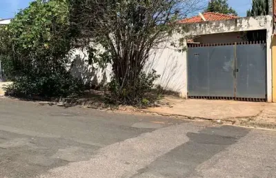 Casa térrea 90m2 2 dorms, sala, cozinha americana, banheiro, 1 vaga coberta e 1 descoberta, terreno 250m2.