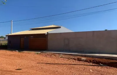 Casa térrea 220m2 2 dorms, cozinha americana;  ?? banheiro;  ?? garagem coberta e quintal avarandado com área gourmet, câmeras de segurança; cerca de