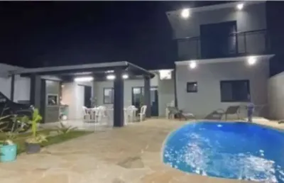 Casa duplex 130m2 3 dorms 2 suítes, sala ampla, cozinha americana, 2 vagas cobertas 4 descobertas, churrasqueira, piscina, quintal, portal eletrônico.