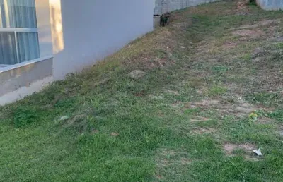 Terreno 300m2 plano avenida principal, ótima localização, condomínio fechado
