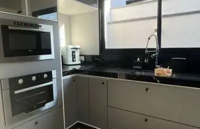 Casa térrea 140m2 3 dorms 1 suíte, 2 banheiros, 4 vagas de garagem, 1 sala, localizado em condomínio. condominio completo com segurança 24 horas e laz