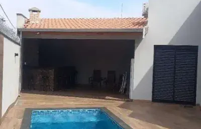 Casa térrea 116m2 3 dorms 1 suíte, banheiro, sala, cozinha com planejados, lavabo, lavanderia, piscina, 5 vagas aceita permuta apto até 300 mil reais