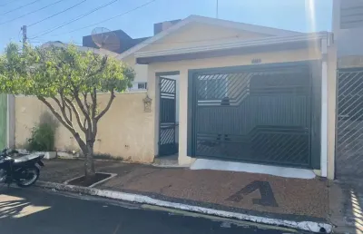 Casa térrea 140m2 3 dorms 1 suíte, sala, cozinha, banheiro, 2 vagas cobertas 1 descoberta, quintal, terreno 179m2