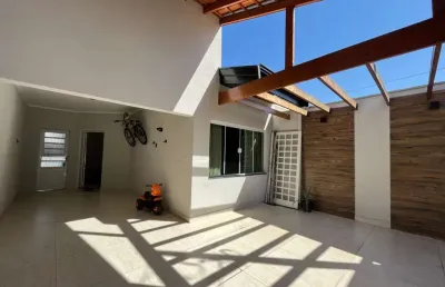 Casa térrea 214m2 03 dormitórios sendo 01 uma suíte com ar-condicionado, sala e cozinha, área goumert com churrasqueira e psicina, escritório amplo e