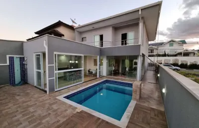 Casa duplex 216m2 3 suítes, 3 banheiros, 2 vagas de garagem, sala ampla para 2 ambientes, 2 lavabos  cozinha com armários  dispensa com armários