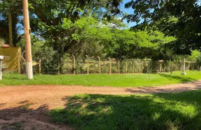 Terreno 1500m2 para chácara em condomínio, plano, rio, playground, quadra, academia ao ar livre, aceita permuta de veículos ate r$ 50.000,00