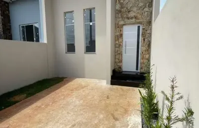 Casa térrea 70m2 2 dorms 1 suíte, sala, cozinha americana c/balcão de granito, banheiros c/nicho, quintal, vaga descoberta, frente c/pedra, lote 125m2