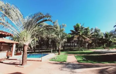 Chácara 3700m2, área construída 818m2, casa sede 3 dorms 2 quartos grandes c/ar cond, sala grande tv e jantar, cozinha ampla e arejada, 6 vagas cober