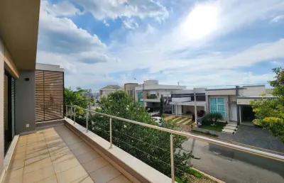 Casa duplex 180m2 3 dorms 1 suíte, piso inferior possuí garagem para 4 veículos sendo 2 cobertas, sala integrada com cozinha e sala de jantar, 2 lavab