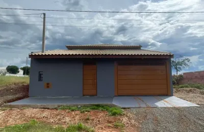 Casa térrea 220m2 2 dorms,cozinha americana,banheiro,2 vagas cobertas,quintal,varanda,área gourmet,cameras de segurança,concertina,portão semi-eletron