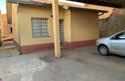 Casa 90m2, 3 dormitórios, 1 banheiro, cozinha, 2 vagas cobertas, casa nos fundos com 1 dormitório, sala e banheiro, ótima localização