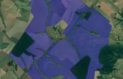 Fazenda 2400 alqueires, 1550 alqueires em cana, 170 alqueires em soja, terra vermelha, boa em água, lagos e rio, barracões, pista de pouso, casas