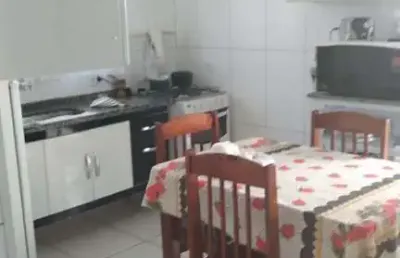 Casa 200m2, 3 dormitórios, cozinha americana com moveis planejados, quintal, 300m2 de terreno, ótima localização