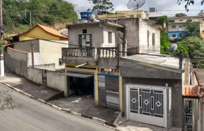 Casa sobrado 400m2, 6 dormitórios, 1 suíte, cozinha americana, 2 vagas de garagem cobertas, varanda, quintal, ótima localização,terreno 480m2